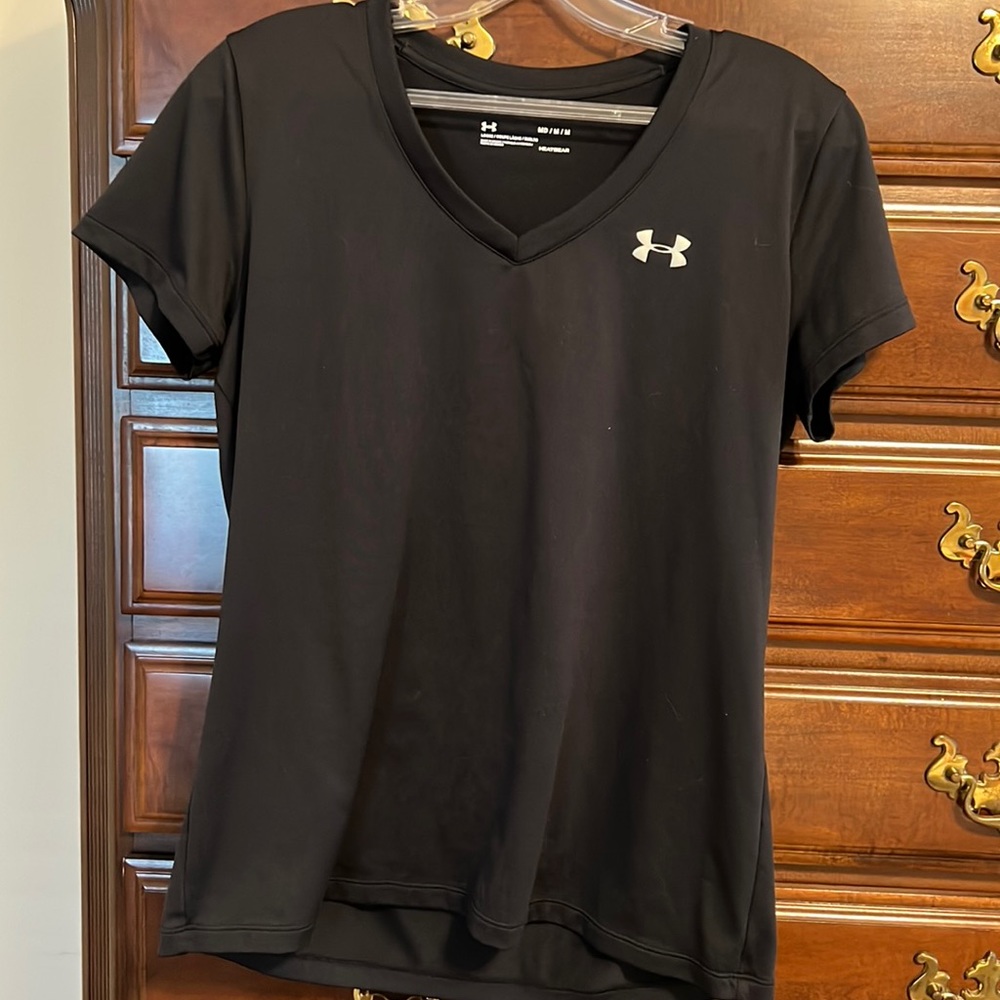 Black under armor heat gear v neck shirt